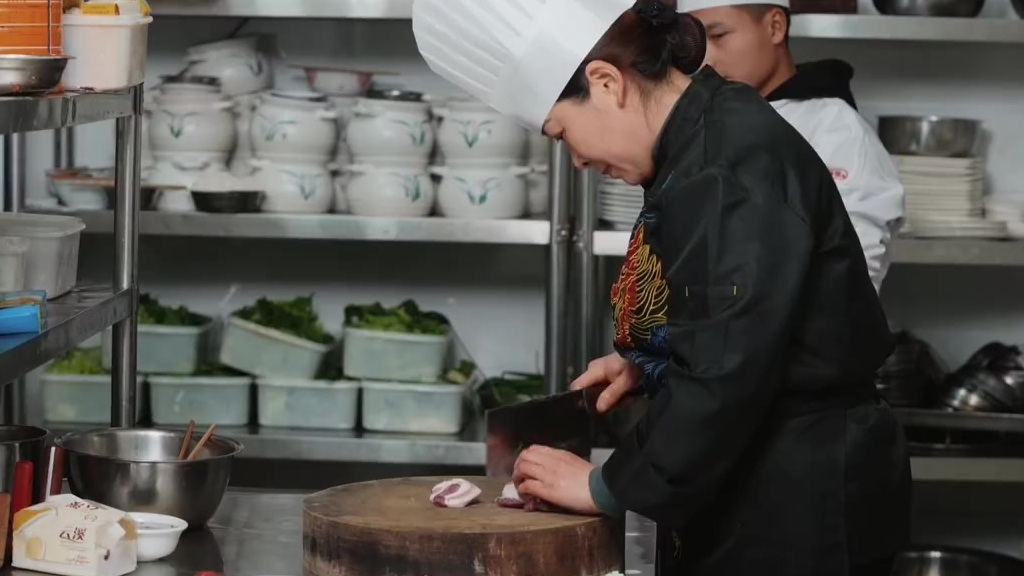 了不起的黔南美食·【布依毛尖茶香肉】都匀毛尖是中国十大名茶之一。又名“白毛尖”、“细毛尖”