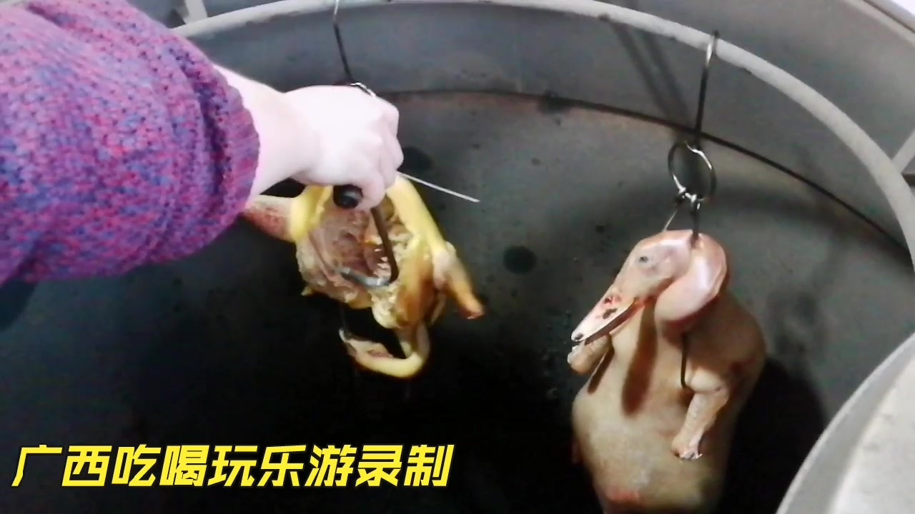 #我的美食生活# 学员才学了一天,就会操作烤鸡鸭了,看他熟练的把3只鸡鸭放到炉里,出来就分