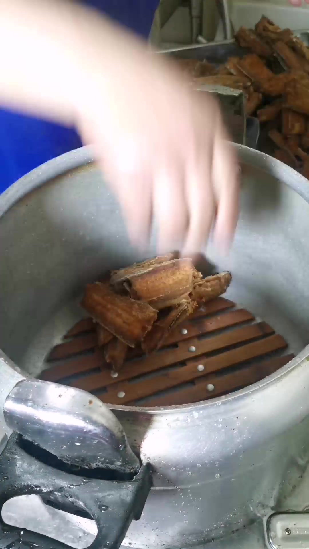 骨酥肉烂的酥带鱼特别好吃