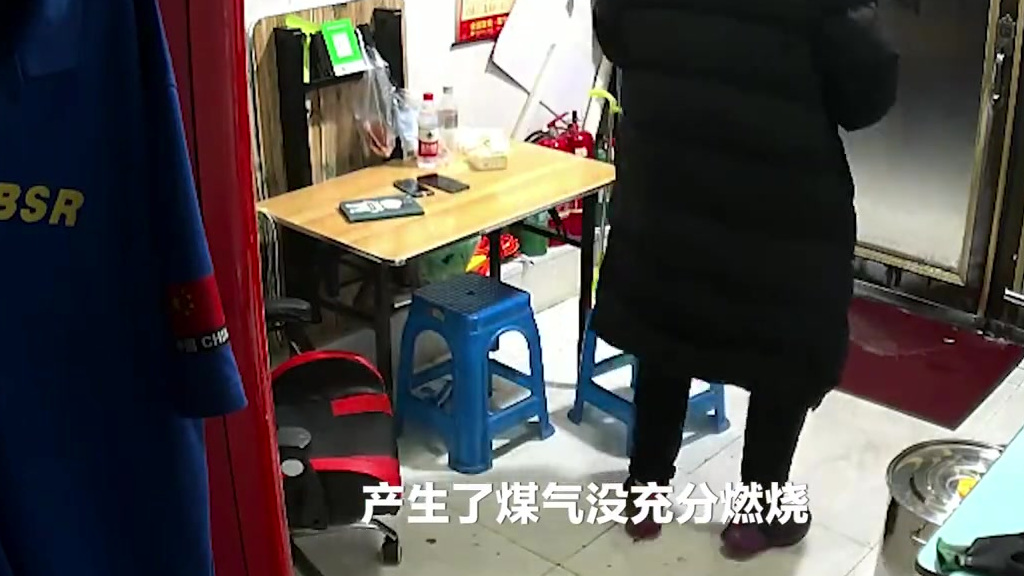 【惊险!男子一氧化碳中毒被冷醒爬起自救[呆]】1月5日,黑龙江牡丹江,男子一氧化碳中毒后晕