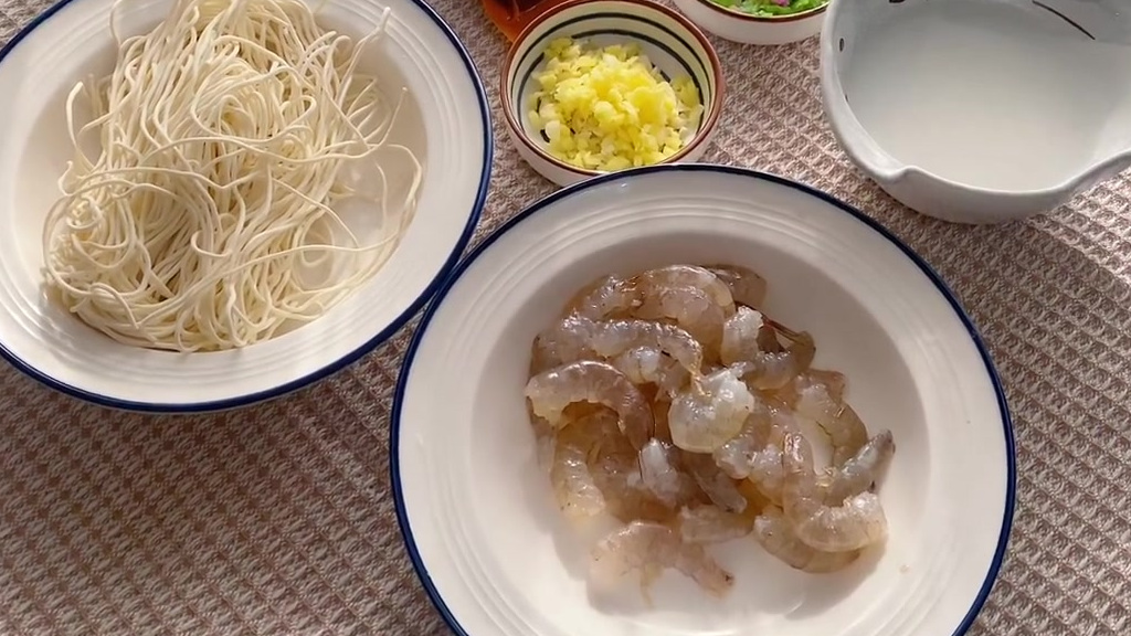 麻辣鲜香的虾仁,裹着锅底底料的拌面,真的太好吃啦!????做法也是巨简单,小伙伴们可以轻松掌握哦