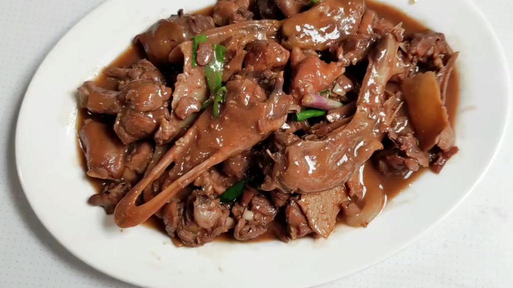 家常粤菜:面豉酱陈皮焖鸭,粗料细作浓香惹味。广州市面的饲料鸭很差,肉松皮肥味骚。不过也有对
