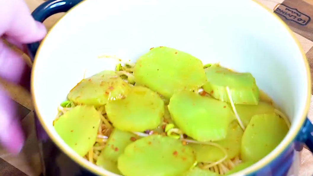 #美食推荐#【麻辣水煮牛肉】 爱吃川菜的你一定喜欢麻辣水煮牛肉!做起来真的很简单!有手就会