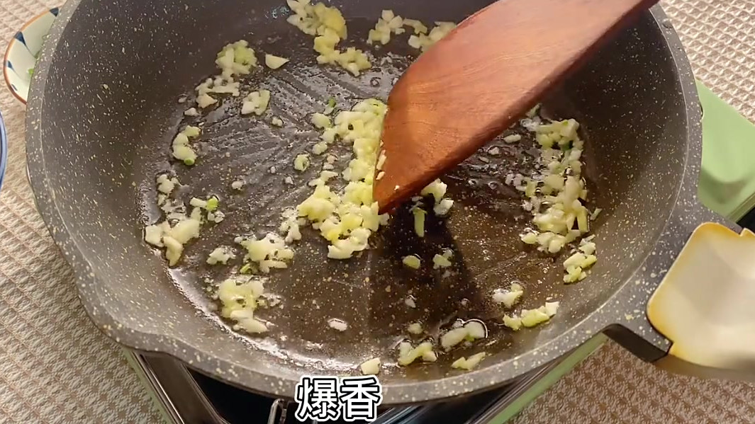 麻辣鲜香的虾仁,裹着锅底底料的拌面,真的太好吃啦!????做法也是巨简单,小伙伴们可以轻松掌握哦