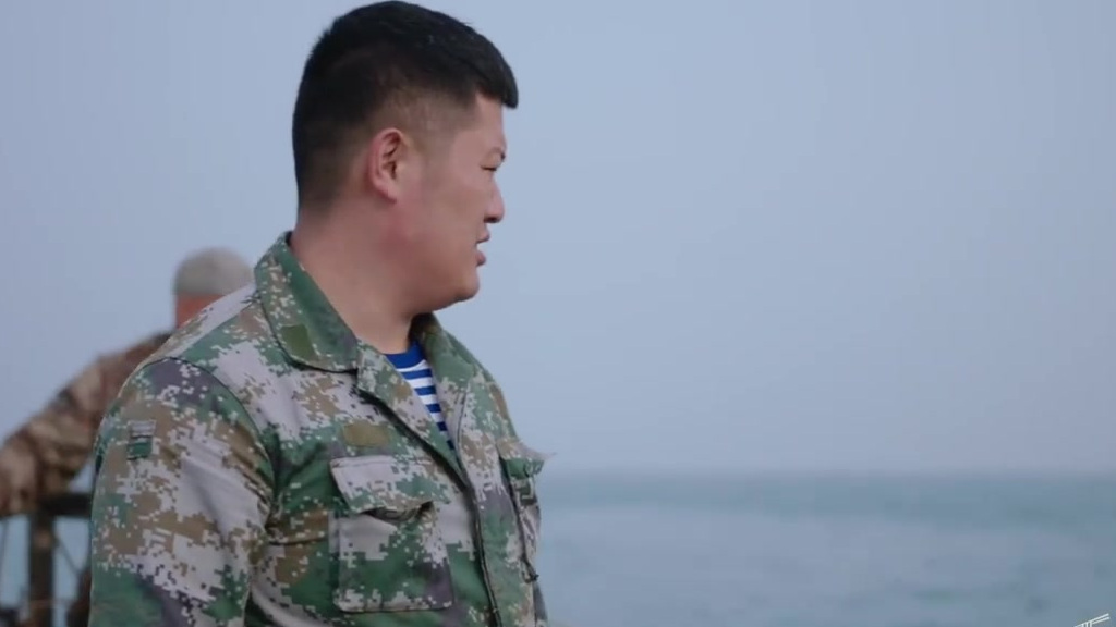 @纪录片风味人间 不借助诱饵捕章鱼的场面你相信吗?听说只要有几个串联在一起的空螺壳,章鱼八