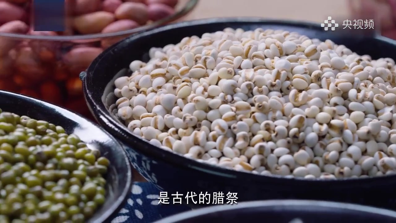 【今天是腊八,腊八粥里到底有哪些食材?】#过了腊八就是年#。”在寒冷的腊月里,喝上一碗#腊