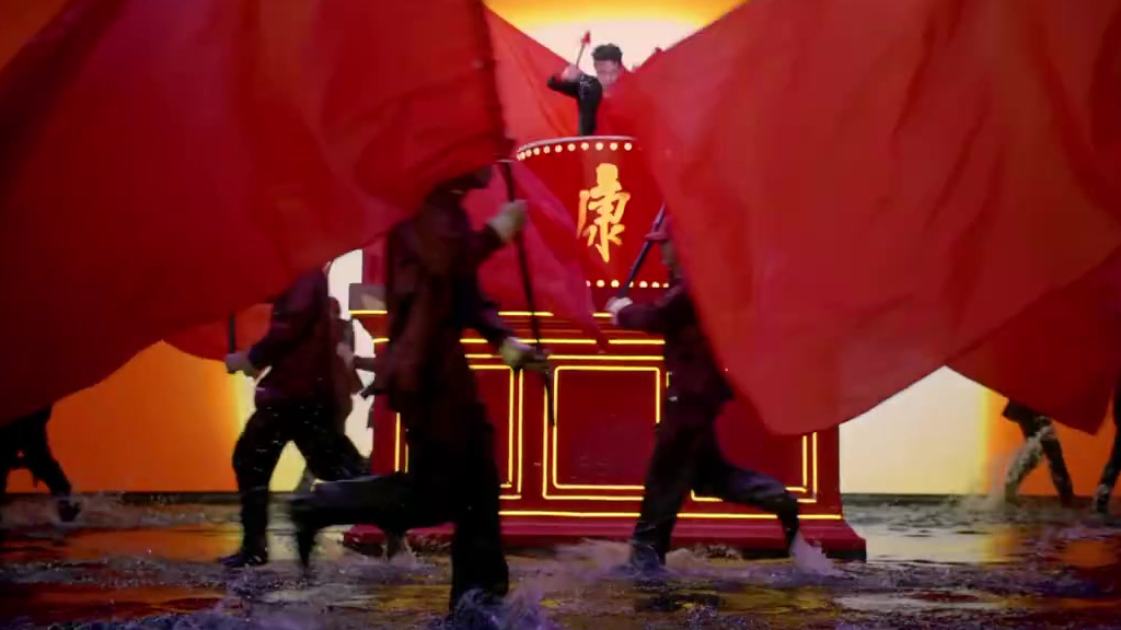 当歌曲响起,悠扬的旋律搭配中国风唱腔,完美诠释了什么是现代国潮音乐引领者,他作为中国优秀青