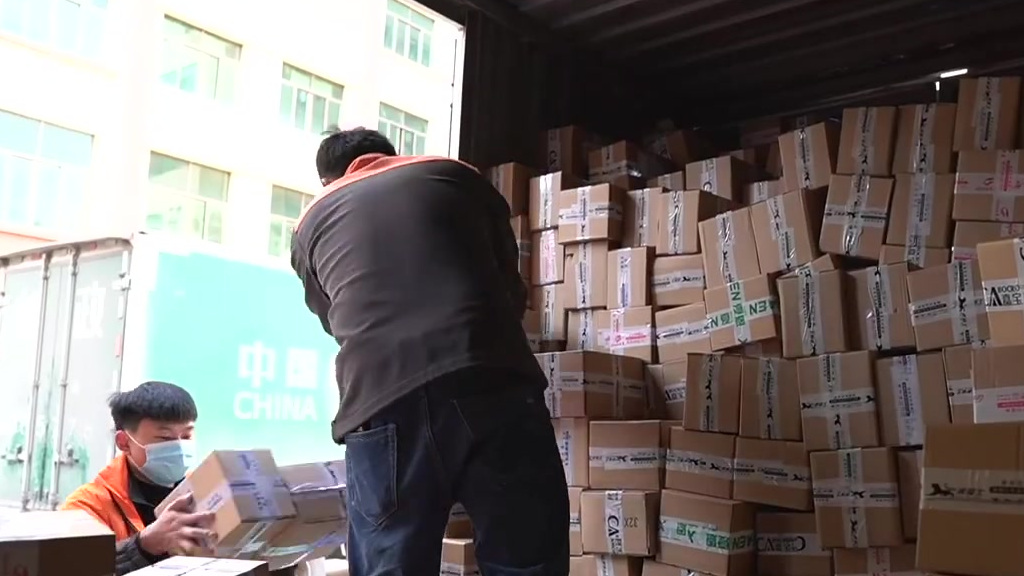 【过年快递照样送!全国300城春节网购照常收货】春节临近,你买年货了吗?近日,多家电商、物