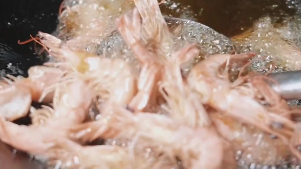 了不起的黔西南美食·【段大华鸡爆虾】所谓鸡爆虾,其实就是鸡与虾的爆炒结合。这道美食的最大特