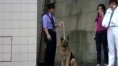 经典电影合作!!当时周星驰在西贡拍《喜剧之王》,成龙的剧组也在附近拍《玻璃樽》,然后两大主