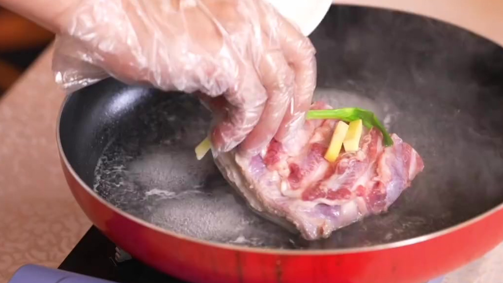 了不起的黔西南美食·【姜糖雪梨焖羊肉】黔西南地区地形复杂,气候多样,物产丰富,加之少数民族