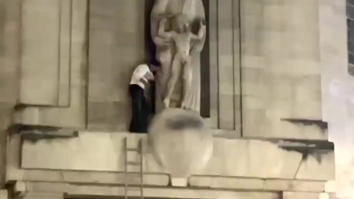【因为雕塑家曾性侵自己女儿,英国一男子爬上BBC大楼锤打雕像】据英国《卫报》报道,英国一男