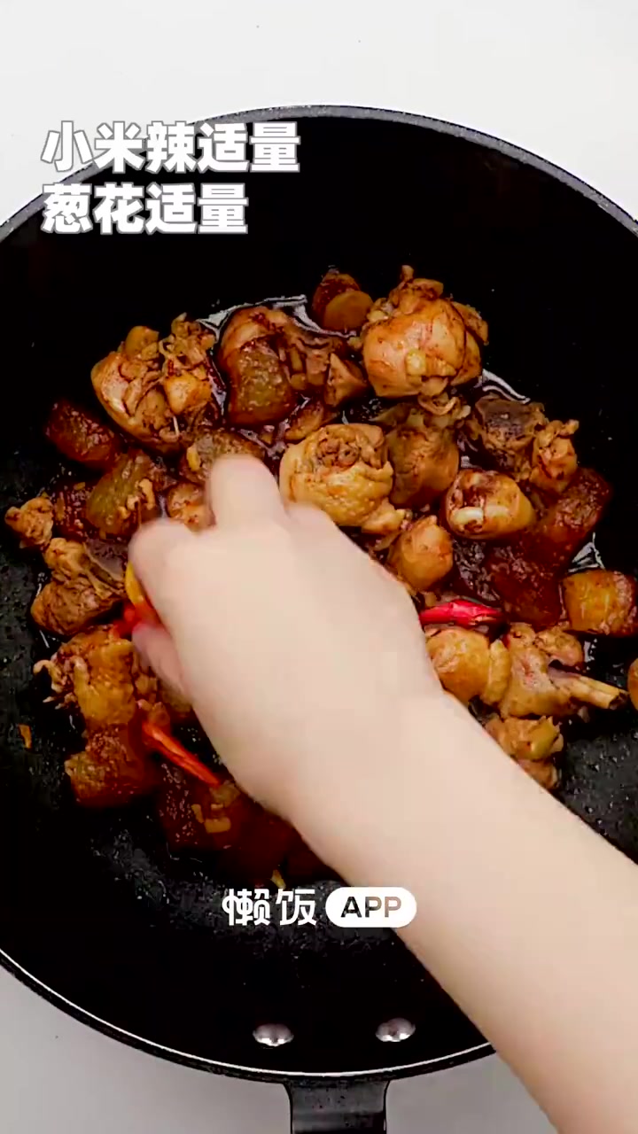 【冬瓜烧鸡】鲜鲜嫩嫩的鸡肉块配上冬瓜一起烹饪,就是一道热腾腾的家常菜啦～学会了可以做给家人