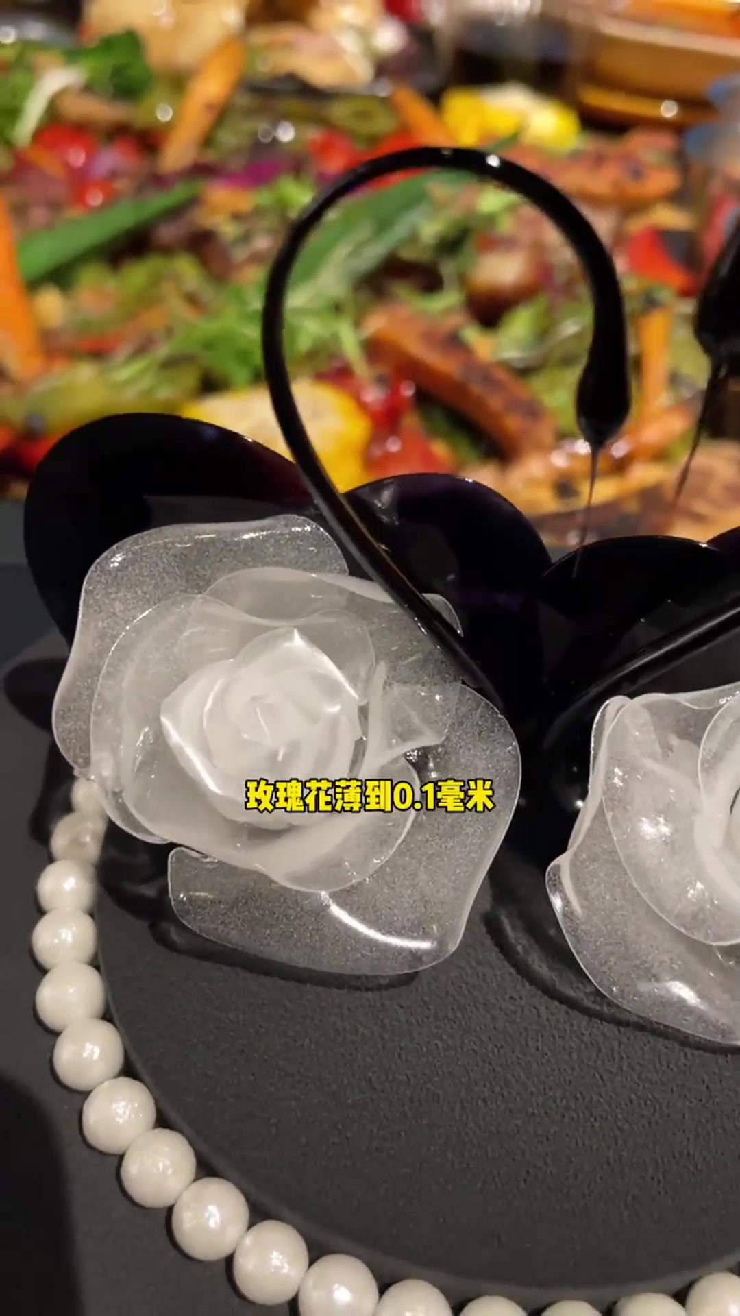 花3999买的黑天鹅蛋糕,还是小哥哥送来的,开始好奇它的味道了!