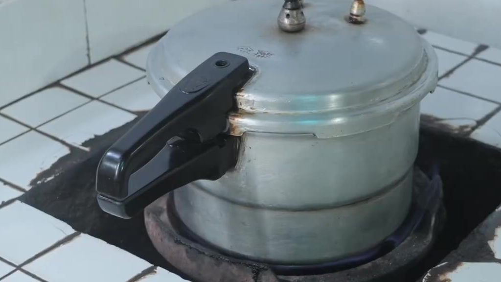 了不起的黔西南美食·【郑开春豆豉辣鸡】在贵州,辣子鸡是传统家常名菜。每逢佳节喜事,家家户户