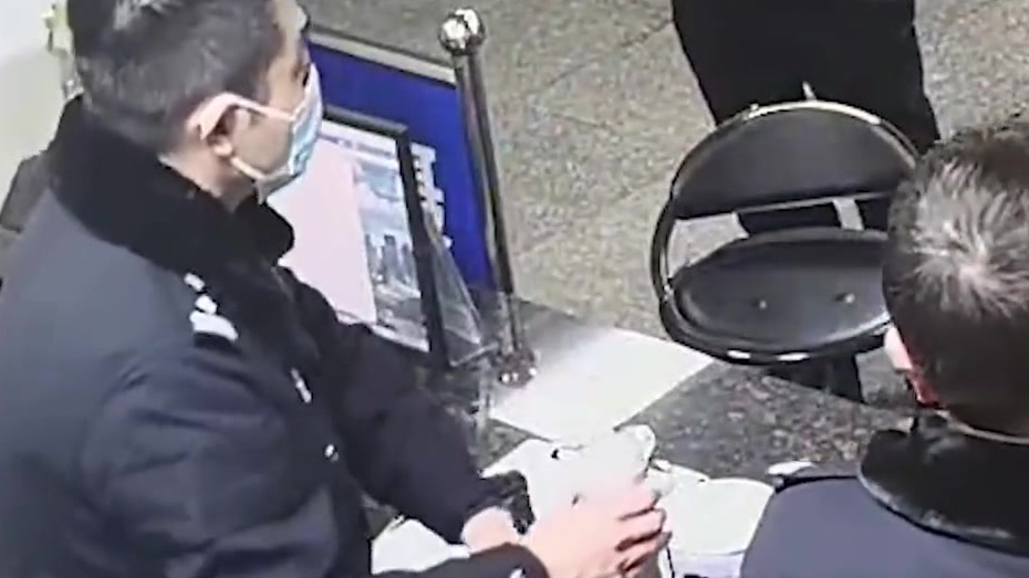 【新手妈妈遇困求助接警大厅变育婴教室】1月11日晚,四川泸州,平安泸州 龙马潭分局红星派出