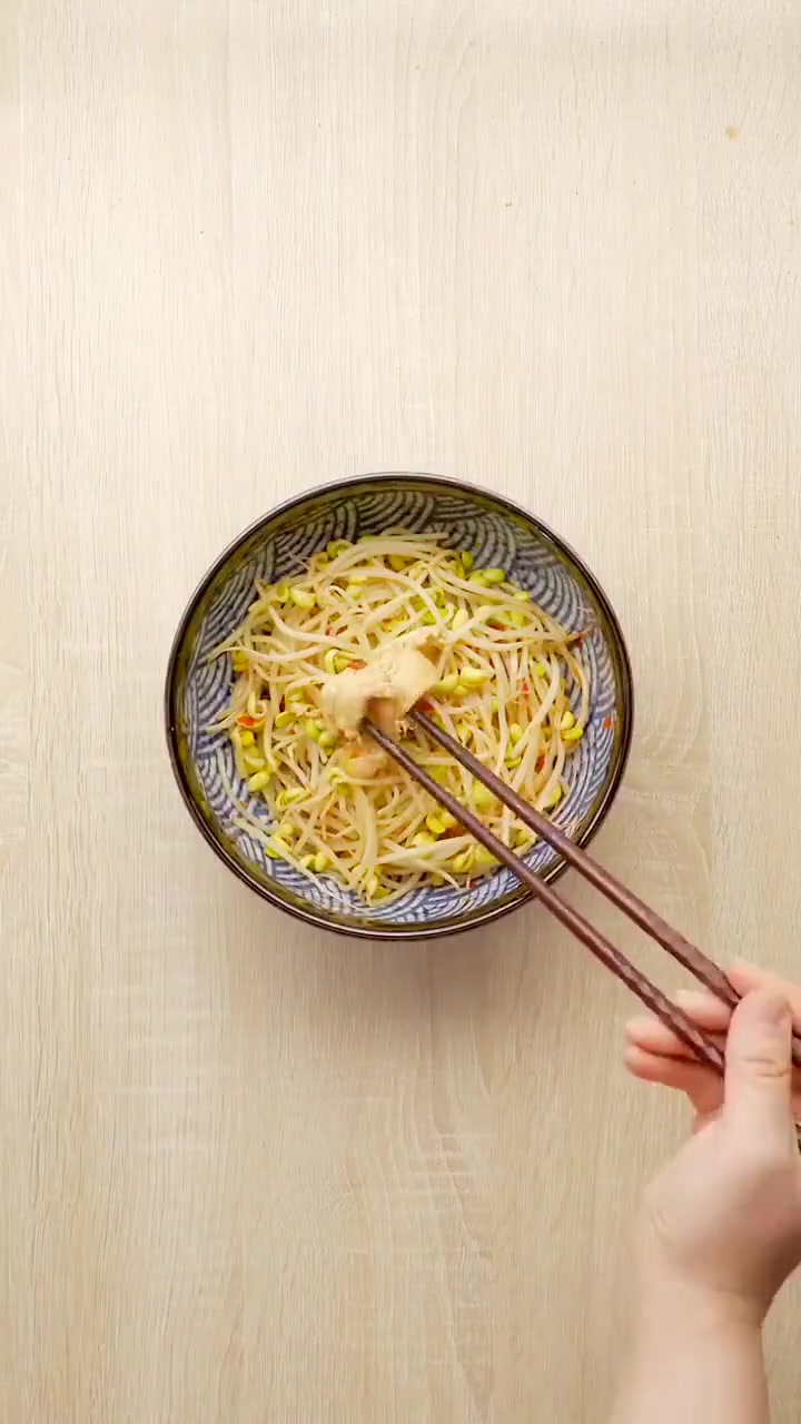 超简单的水煮鸡肉片做法,麻辣鲜香,好吃过瘾!via:天天美食推荐