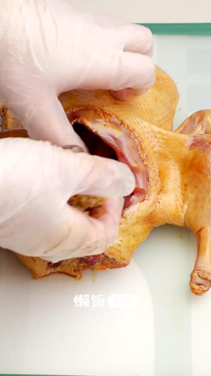 【福气满满八宝鸭】肉嫩多汁的鸭肉裹着酱香满满的米饭,这样一道菜上桌也太有排面了吧!!首先加