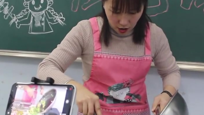 【班主任设厨艺课直播教学生炒菜:因疫情学生都在家想让他们多实践[加油]】1月12日,河南焦