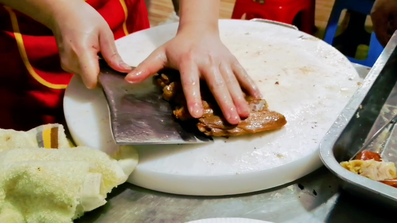 #邂逅冬日美食# 卤鸭翅和琵琶鸭都是南宁人爱吃的卤味,易厨兴小吃培训就是教学徒做这些菜的,