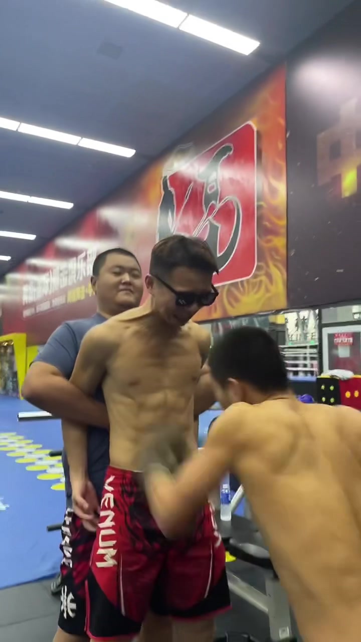 腹肌抗击打第一人