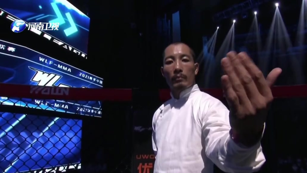 抱拳礼的正确姿势,一手握拳,另一只手抱着拳头合拢在胸前,右手在内,左手在外!武林笼中对的选