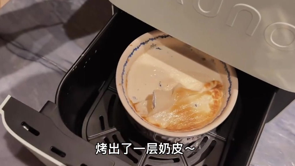看到好多人都在做这个烤奶茶,我就也去试了一下,时间我调整了一下,8+8我觉得烤出来的口感最