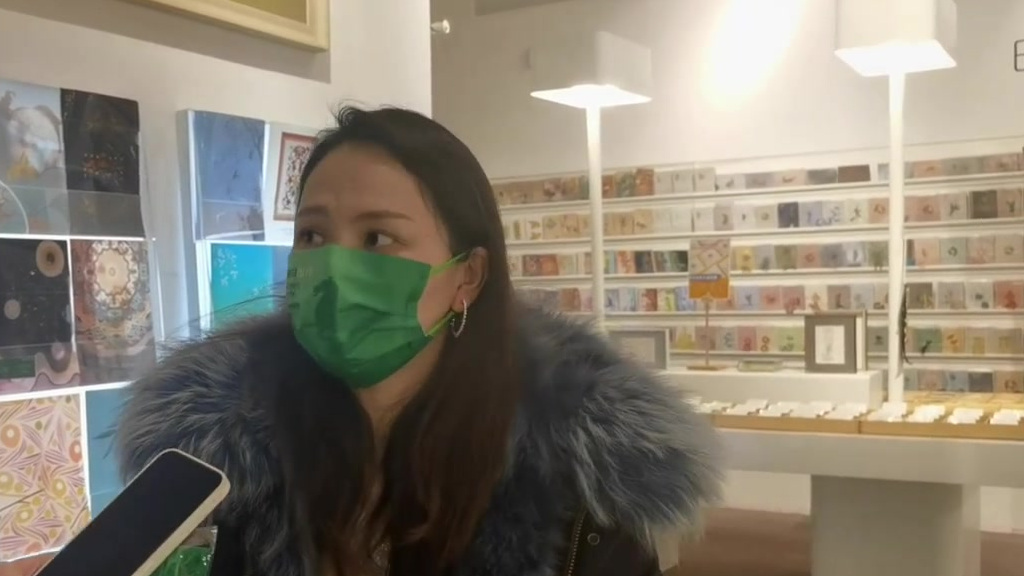 【甘肃省博推出魔性绿马头套[大笑]】近日,@甘肃省博物馆 推出的“神马来了”系列铜奔马文创