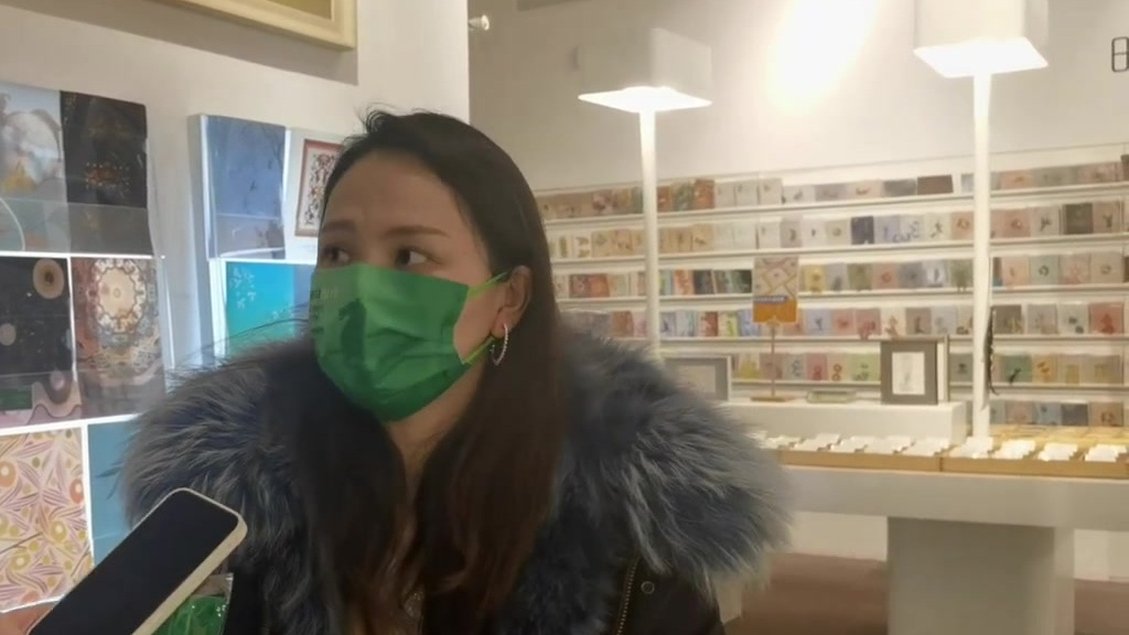 【甘肃省博推出魔性绿马头套[大笑]】近日,甘肃省博物馆推出的“神马来了”系列铜奔马文创产品