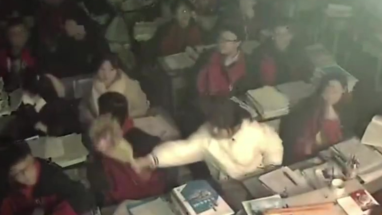 【学生假装吵架给老师庆祝生日[心]】1月14日,四川内江市第二中学高三某班,为给班主任兼英