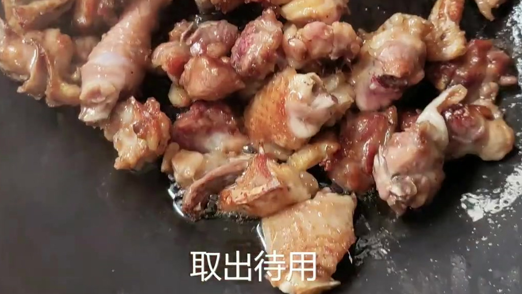 家常粤菜:姜葱炒鸡,经典搭配随手拈。姜葱炒牛肉和花蟹,是粤菜经典,味香锅气足,配其它肉类水