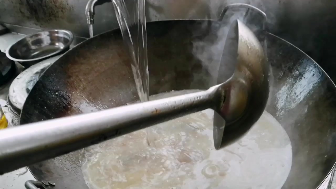 #专业厨师招募令#  鱼骨白鸽粥真是第一次吃,很难遇到哦!南宁易厨兴小吃培训邓立格大厨的创