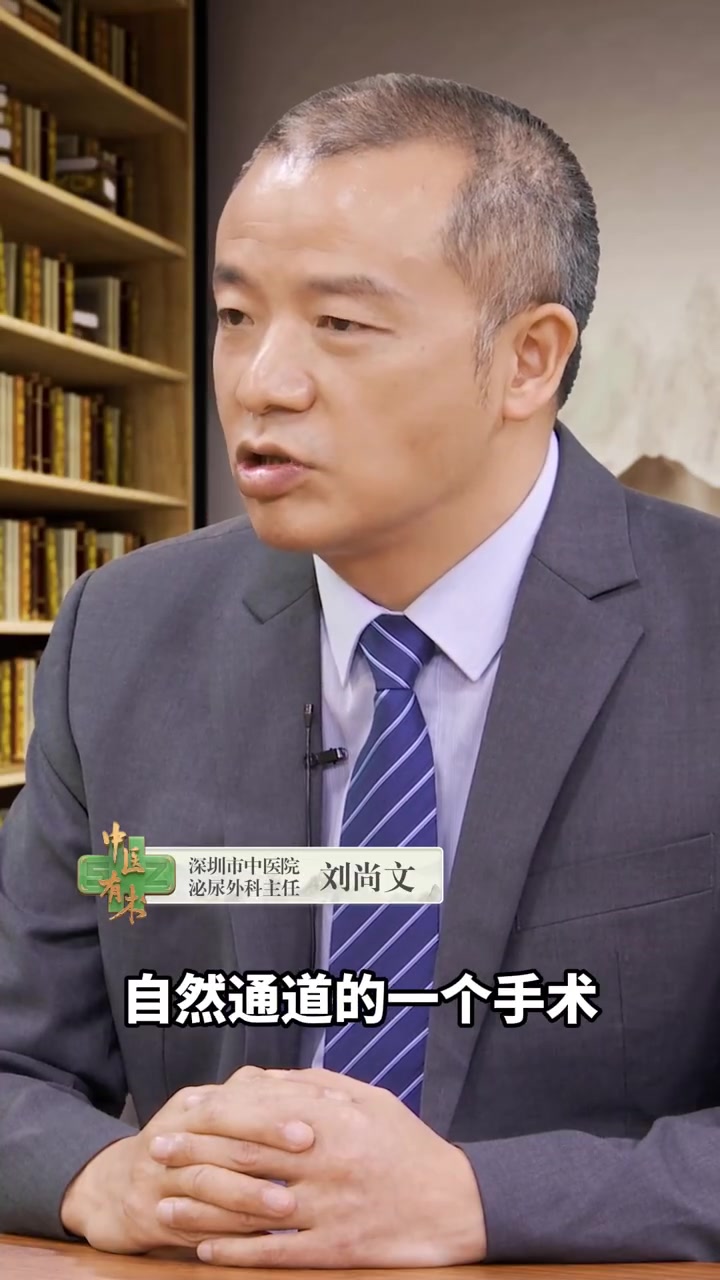 【广东70岁老人长出鸡蛋大肾结石 医生妙手清除干净】广东一70岁老人,一边肾萎缩,另一边肾