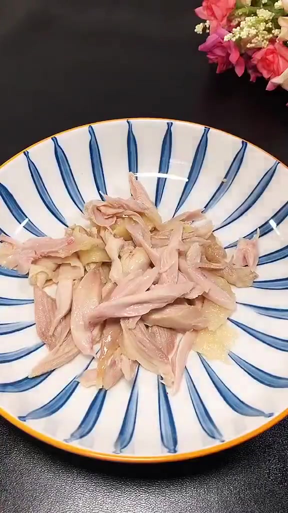 【鲜辣爽口的椒麻鸡做法速学】比口水鸡还好吃的椒麻鸡,椒香四溢,春节一天天临近,快点学起来在