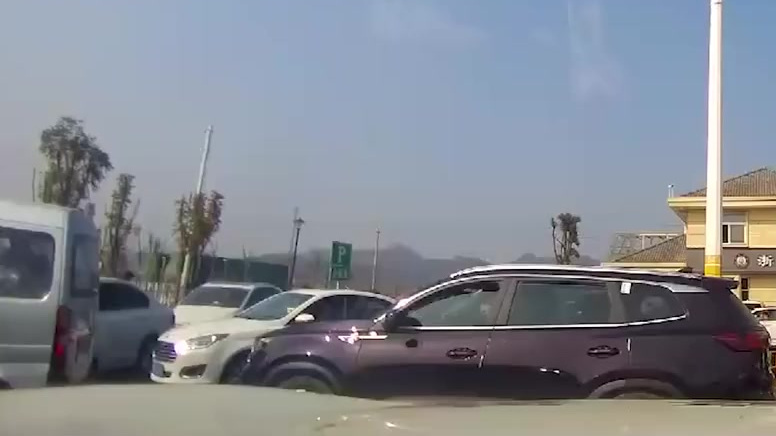 【2岁女童被锁车内父母拒绝破窗民警机智救援】1月15日,浙江衢州,正在高速服务区执勤的汪警