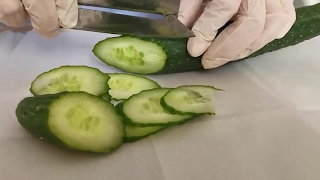 【暖心! 术后口渴怎么办?护士用黄瓜片为术后禁水患者敷嘴】全麻手术后禁食禁水,患者口渴该怎