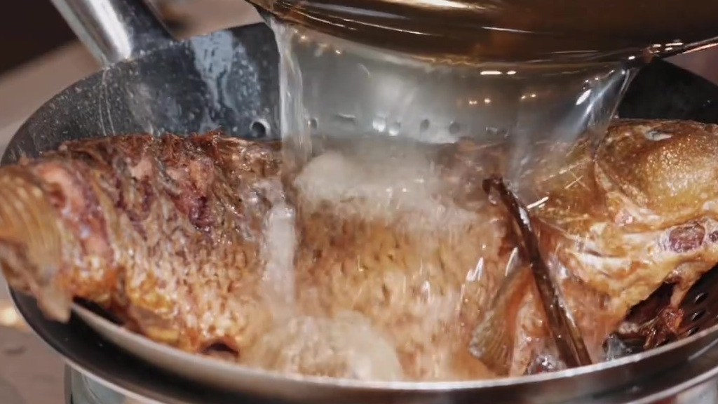 了不起的遵义美食·【最黔线糟辣鱼】“糟辣”堪称黔菜的灵魂之一,而这道最黔线糟辣鱼可以说是“
