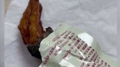 【网友购买无穷鸡爪发现腐烂变黑 厂家:将联系消费者处理】17日晚,一位广东网友发布视频称,