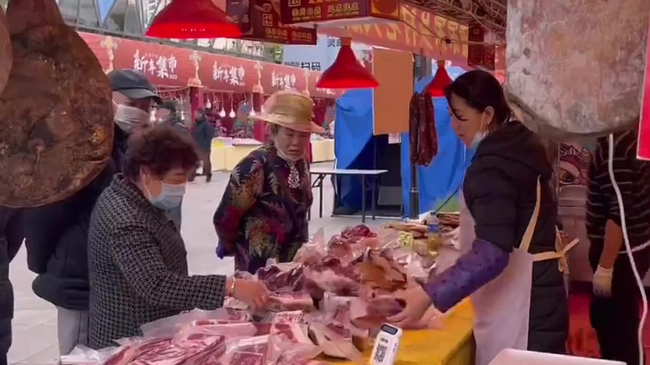 【昆明年味图鉴|逛年货街 解锁昆明春节新体验】 新年气息已渗透昆明大街小巷。商超、集市都纷