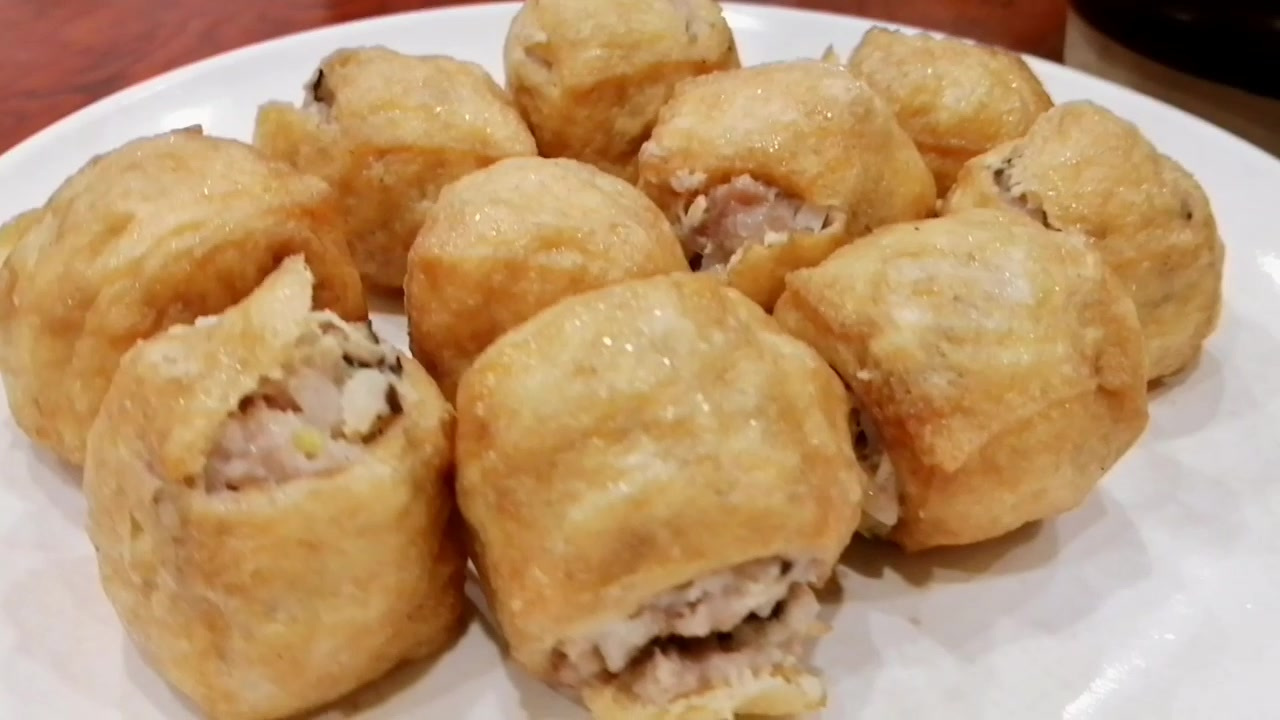 #我家春节的快乐打开方式#  红糟大肠、蛋饺、酿油果、古典鸡,都是我喜欢吃的,也是很多食客