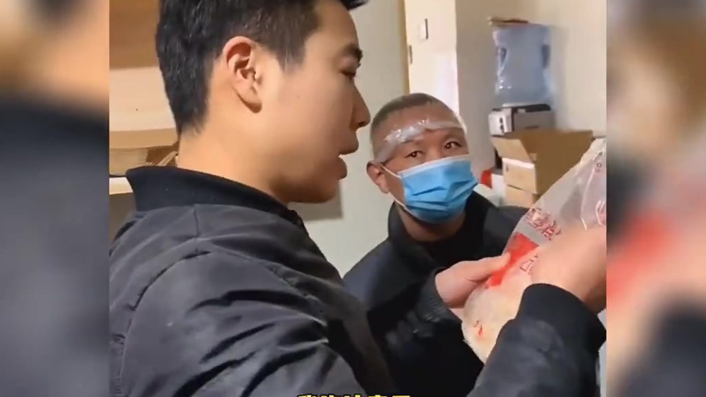 1月19日,眉山市市场监督管理局突击检查了网红外卖店“叫了个炸鸡”,突击检查人员对店里的证