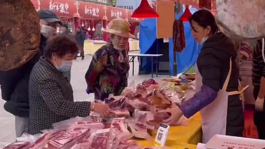 【昆明年味图鉴|逛年货街 解锁昆明春节新体验】 新年气息已渗透昆明大街小巷。商超、集市都纷