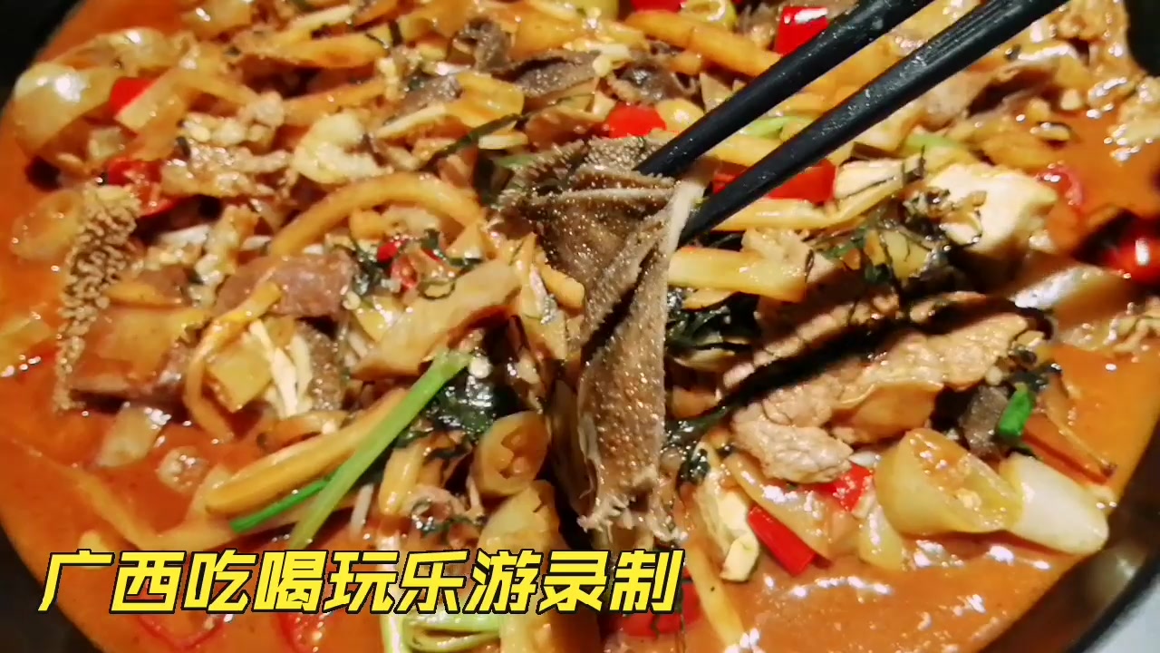 #美食年货节# 南宁东葛路牛牛食堂金牌生炒牛杂是老友味的,里面有很多种类的牛杂:牛百叶、牛