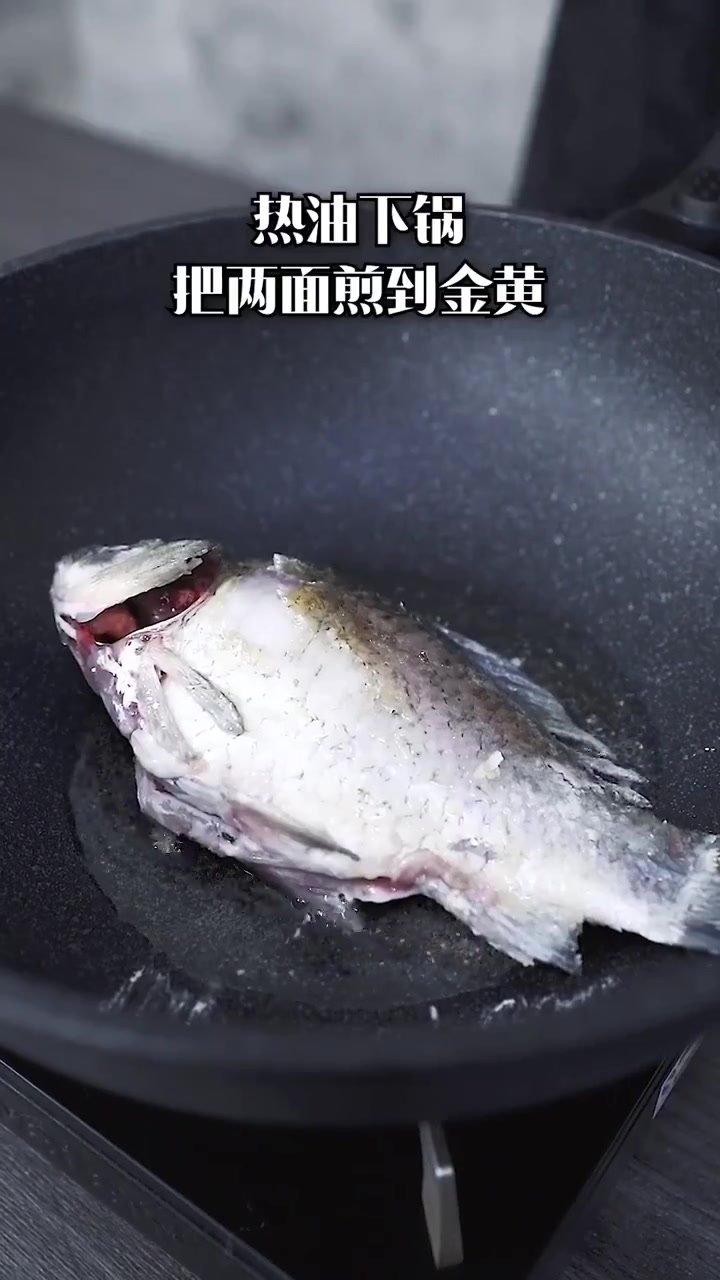 清炖鲫鱼汤 健脑明目的鲫鱼汤,浓密的汤汁如丝般顺滑,太香了!