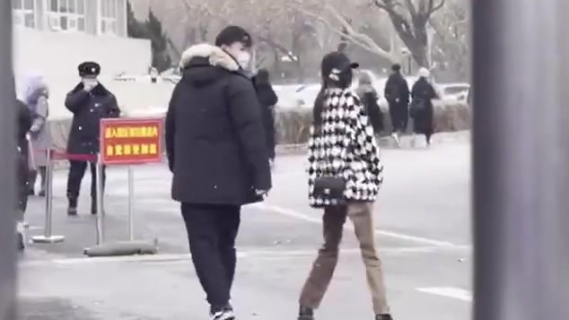 孙怡微博 现身春晚彩排现场,一身黑白棋盘格外套,黑色鸭舌帽,保暖又时尚,第一次参加央视春晚