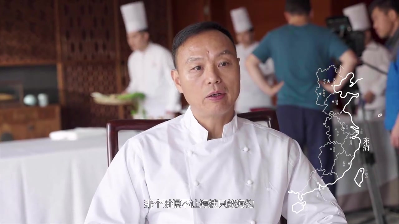 @纪录片风味人间 将切成段的带鱼和配料一起下锅煎至金黄,放入调味汁简单炖煮来熬出“带鱼汁”