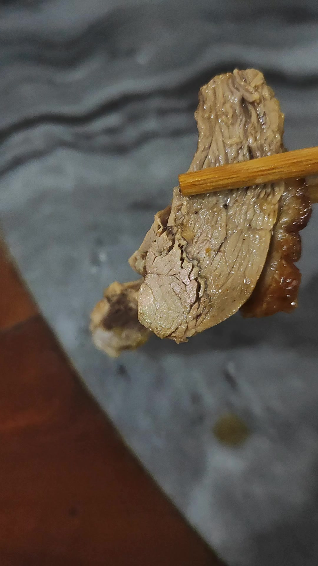有颜色的鸭肉放心吃,老师傅告诉你,这样的鸭肉才是新鲜的表现。