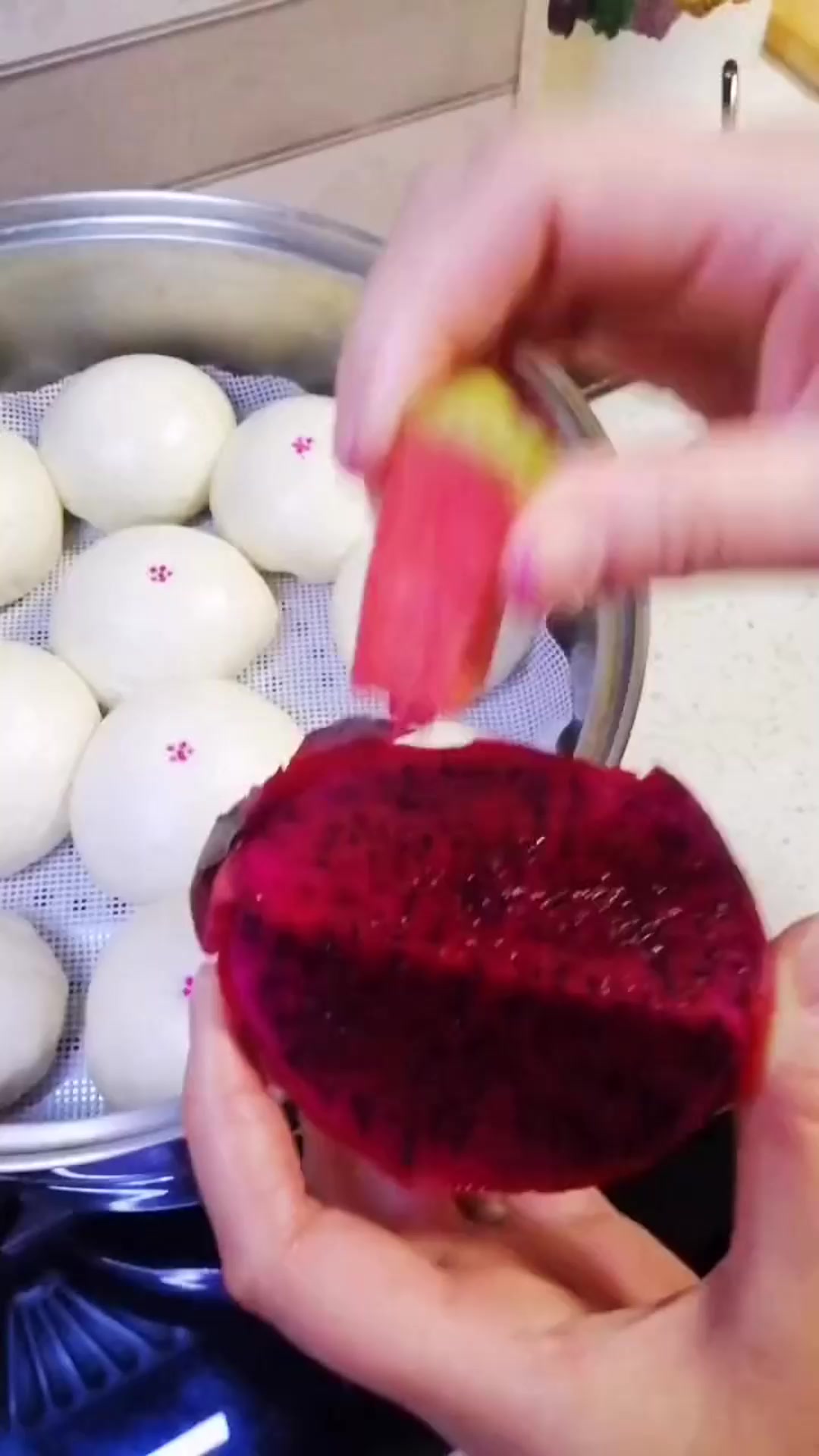 过年蒸一锅白馒头,点上红点寓意红红火火!点红点的过程还挺解压