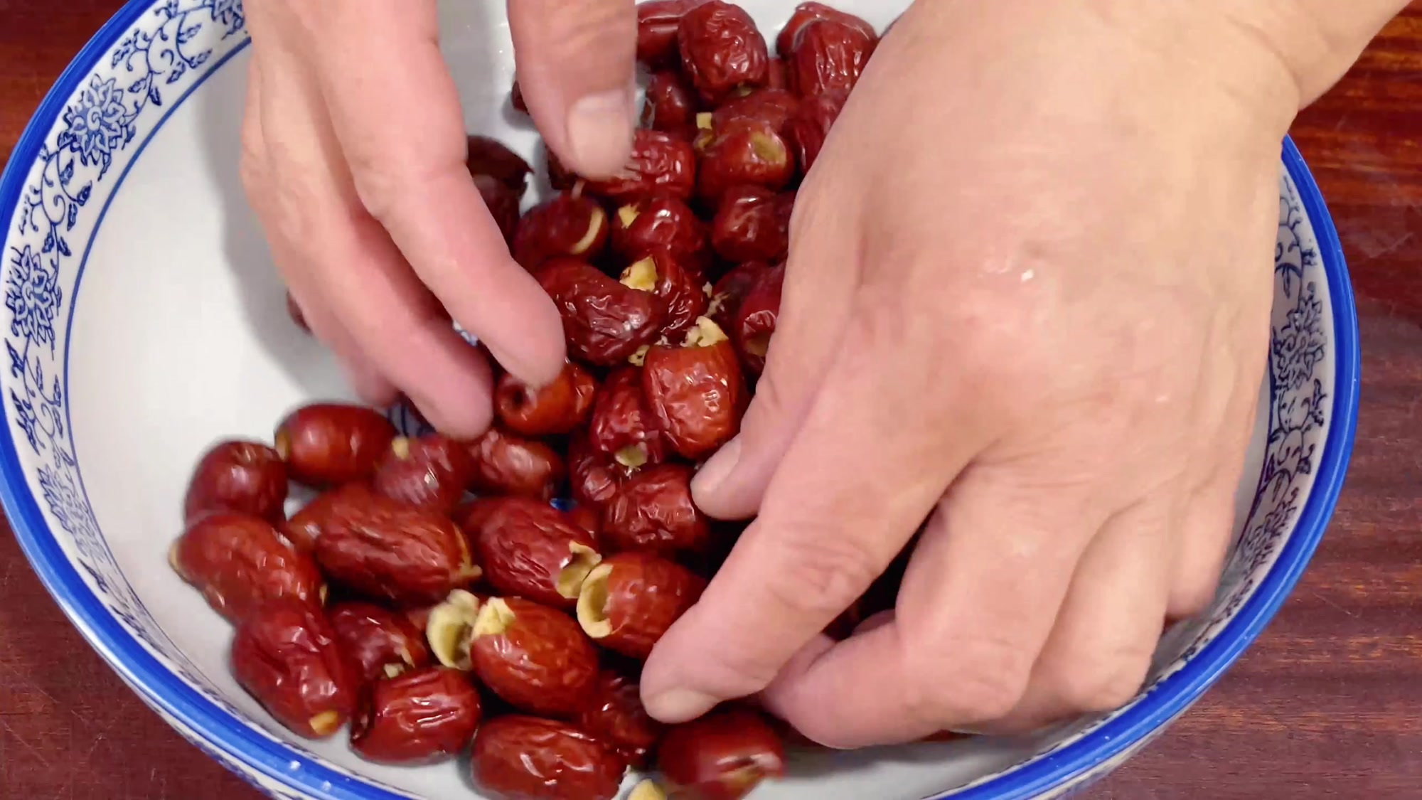 #美食教程#粘糕# 过年了,教你在家做年糕做法简单,上锅一蒸,枣香浓郁,软糯香甜