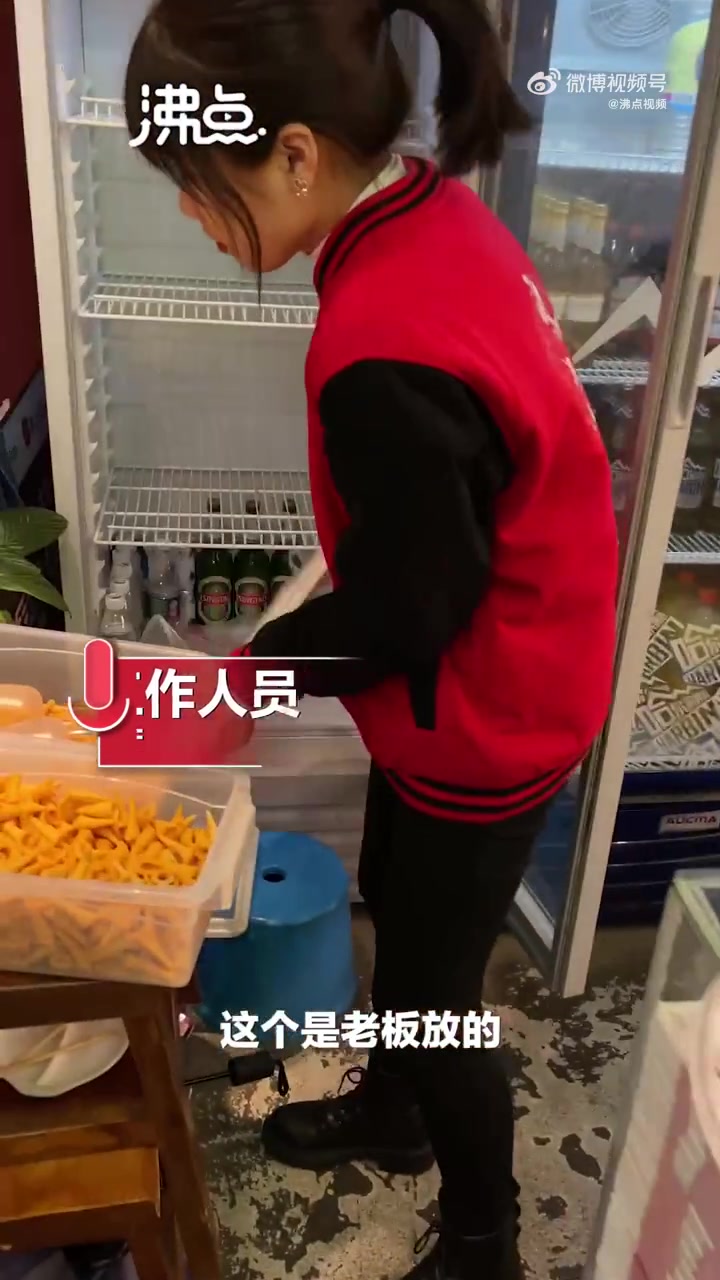 【长沙一餐厅柜台摆放1400万现金,拍照市民:玻璃都是防弹的】1月22日,湖南长沙一网友就